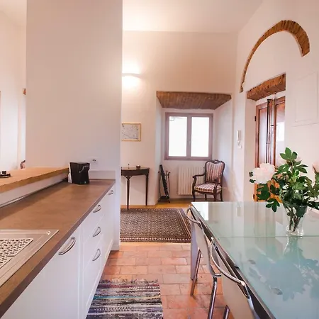 Location In Inviting Apartment Florence